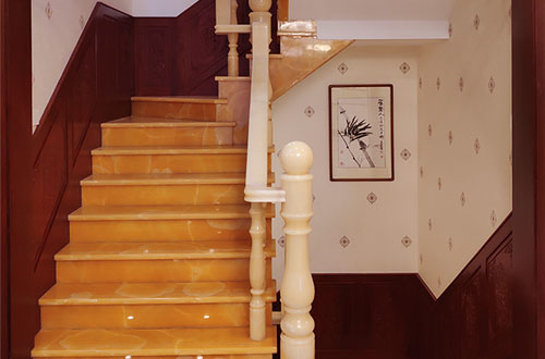 临海中式别墅室内汉白玉石楼梯的定制安装装饰效果